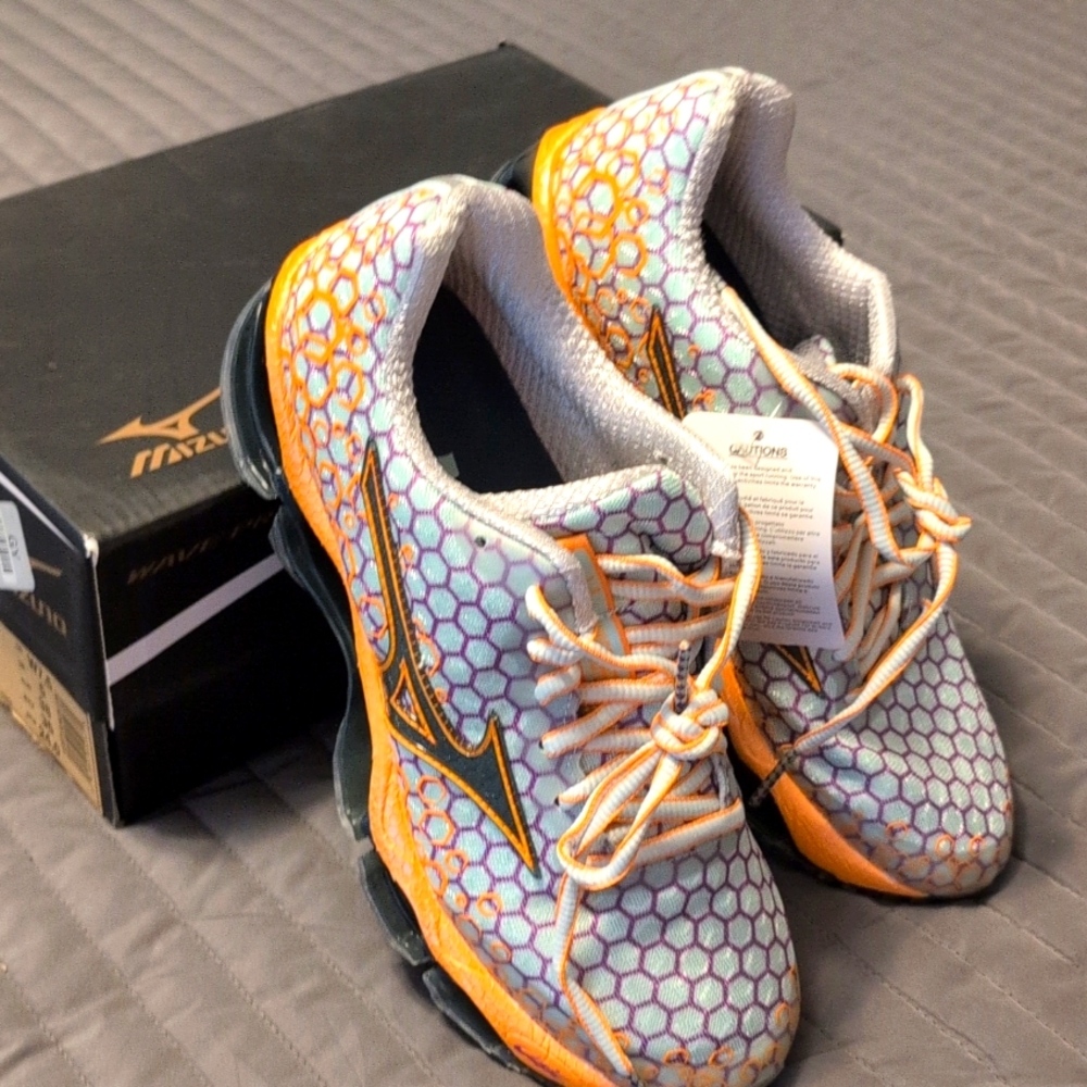 Women's Mizuno, Wave Prophecy 3. Colorful Hexagon Pattern Sneakers